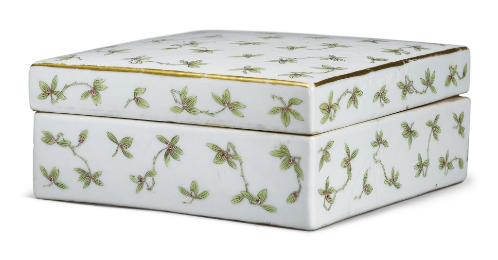 A FAMILLE-ROSE 'ORCHID' BOX AND COVER