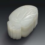 A WHITE JADE FINGER-CITRON-FORM BOX AND COVER