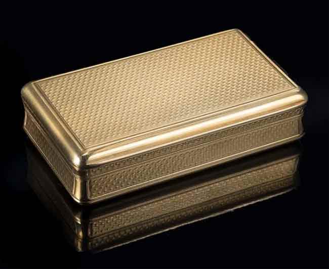 A yellow chased gold rectangular snuff-box with rounded corners